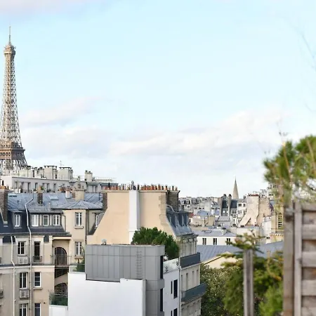 Balcony Eiffel Tower View Newly Refurbished Apartmán