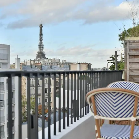 Balcony Eiffel Tower View Newly Refurbished * Paříž
